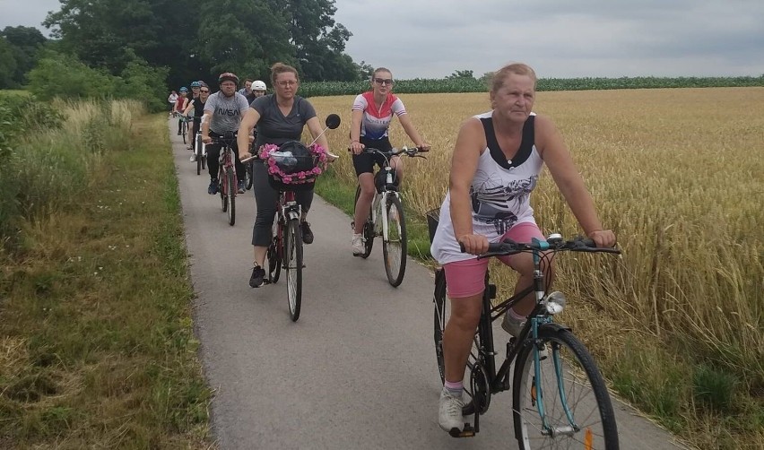 Rajd rowerowy wystartował sprzed budynku Miejsko-Gminnej i...