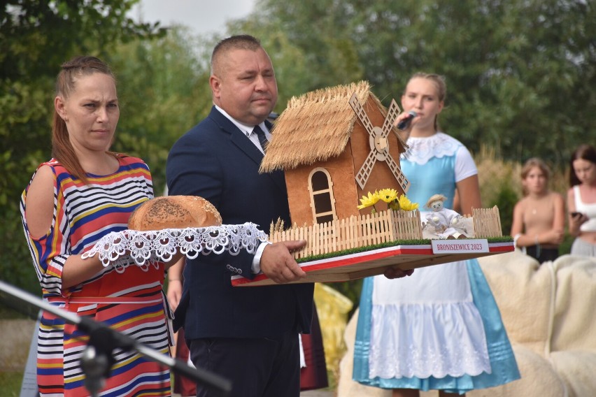 Starostowie dożynek: Ilona Marzyńska i Przemysław Tanaś