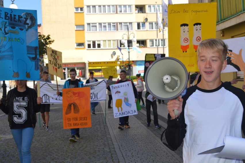 Legnica: Gimnazjaliści z legnickiego zamku protestowali przeciw paleniu tytoniu (ZDJĘCIA)