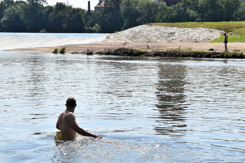 Upał w Brzegu. Ludzie wypoczywają nad Odrą, część szuka...