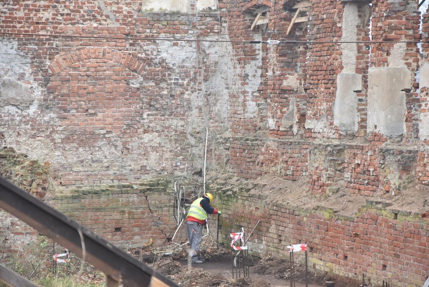 Malbork. Trwa odbudowa Przedzamcza. W średniowiecznych reliktach powstaną nowe budynki