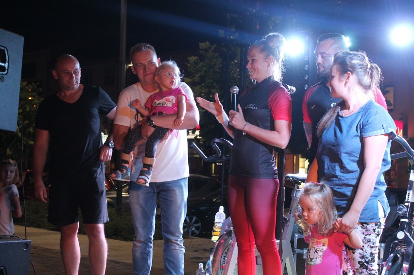 Nocny maraton rowerowy na pl. Kościuszki w Tomaszowie. Pojechali charytatywnie dla Zosi [ZDJĘCIA]