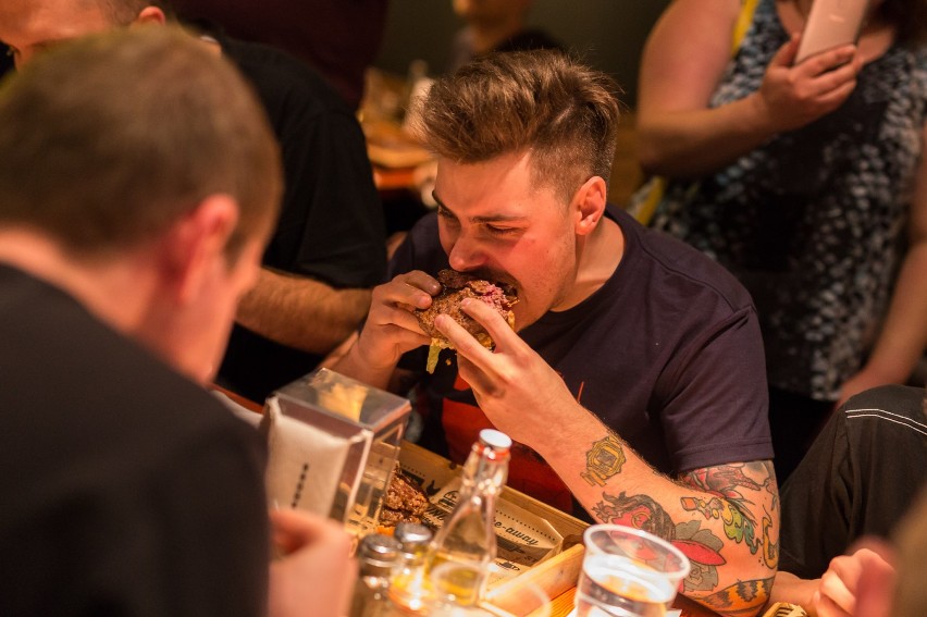 Burger Eating Contest - zjadł kilogramowego burgera w dwie...