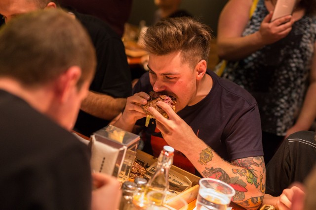 Burger Eating Contest - zjadł kilogramowego burgera w dwie minuty!