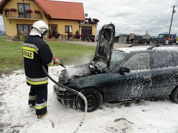 Pożar samochodu w Trzetrzewinie: spłonął opel [ZDJĘCIA]