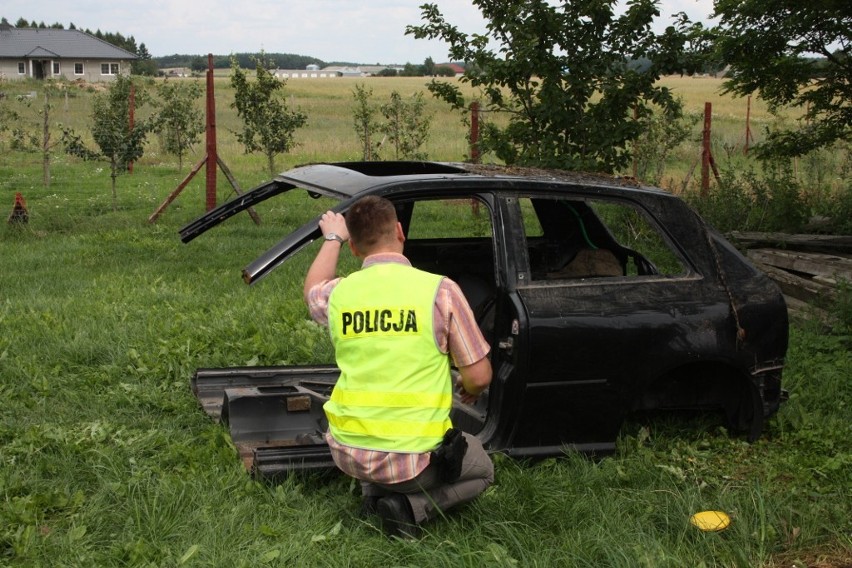 Policja zlikwidowała dziuplę samochodową koło Żnina. Trzy osoby aresztowane [ZDJĘCIA i WIDEO]