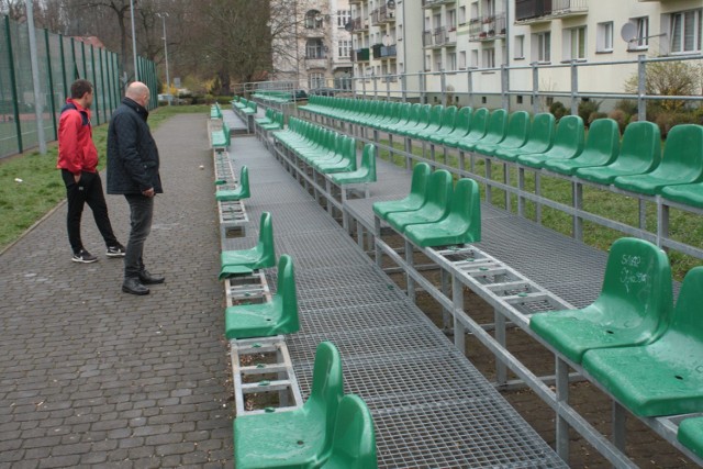 Zdjęcia Wiadomości Gubińskich. Krzesełka były wyrywane pod samymi blokami. Nikt nie zareagował...