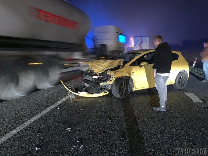 Wypadek na obwodnicy Opola. W środę rano seat najpierw uderzył w jelenia, a potem w audi