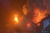Nocny pożar w gminie Sędziejowice. Zapalił się dach, akcja ratownicza trwała do rana!