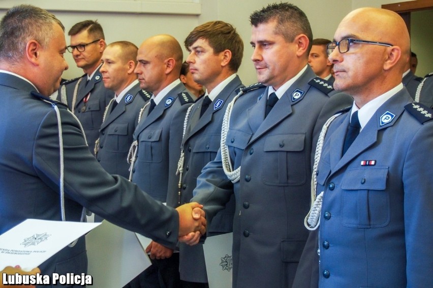 Powiatowe obchody Święta Policji w Świebodzinie. Funkcjonariuszom wręczono  awanse na wyższe stopnie służbowe [zdjęcia]