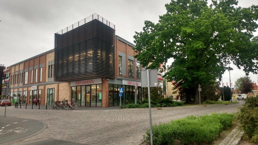 Złotów. Pełny parking przed Centrum Handlowym Aura Park 