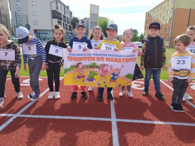 Sportowy Dzień Dziecka w przedszkolu Magical World w Jędrzejowie. Grupa starszaków wzięła udział w projekcie "Sprintem do maratonu".