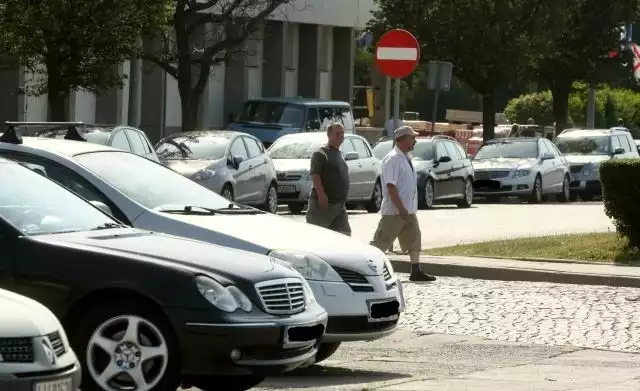 - W końcu! - cieszy się Piotr Martens, mieszkaniec Śródmieścia. - Zastawiony autami skwer Kościuszki nie należał latem do zbyt przyjemnych widoków. Zakaz parkowania bardzo się przyda, będzie można swobodnie spacerować bez wąchania smrodu spalin.