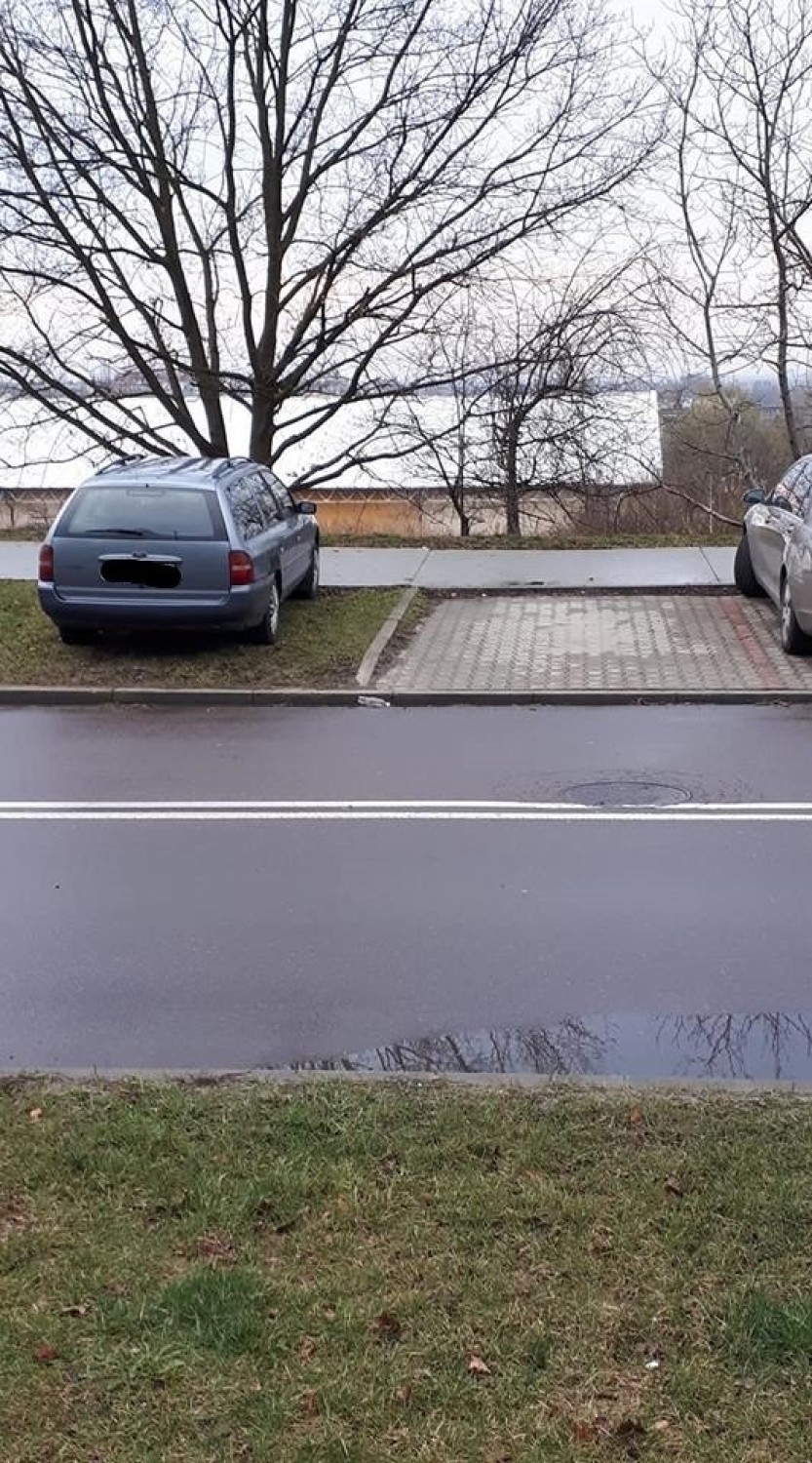 Małopolscy "Mistrzowie parkowania". Zobacz najgorszych kierowców z naszego regionu [ZDJĘCIA]