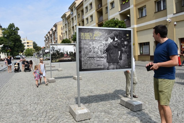 Plenerowa wystawa fotograficzna "Po burzy” w Legnicy.