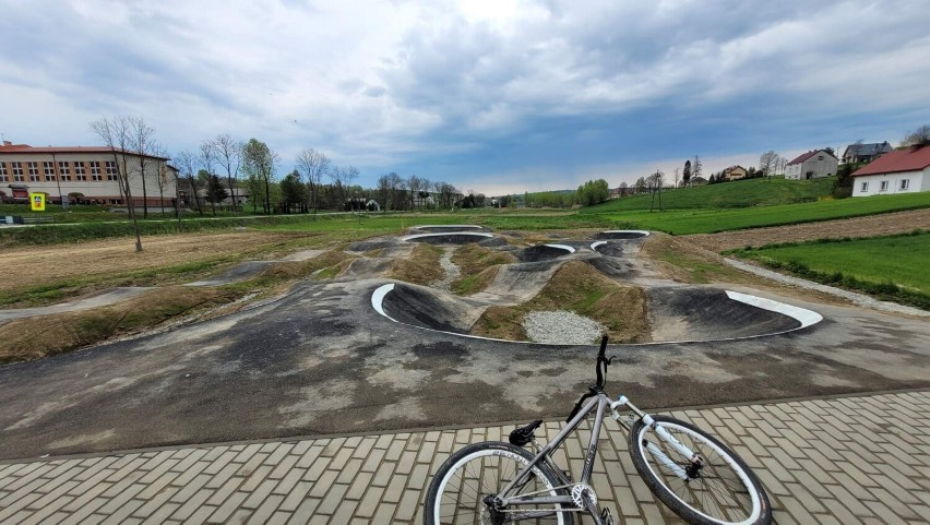 Pumptrack  w Olszynach daje możliwość obycia z rowerem....