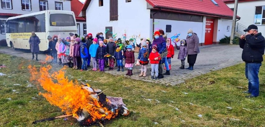 Barwny korowód dookoła szkoły. Tak w Jeżyczkach powitano wiosnę [zdjęcia]