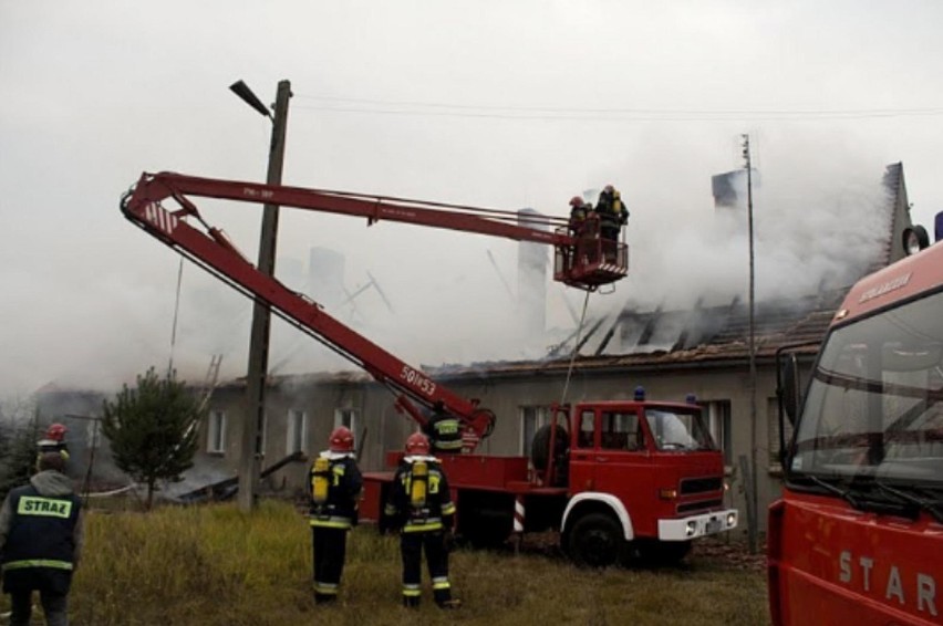 Strażacy ze Zdun gasili pożar w Siemianowie k.Ujazdu. Trzy rodziny bez domu, dwie osoby w szpitalu