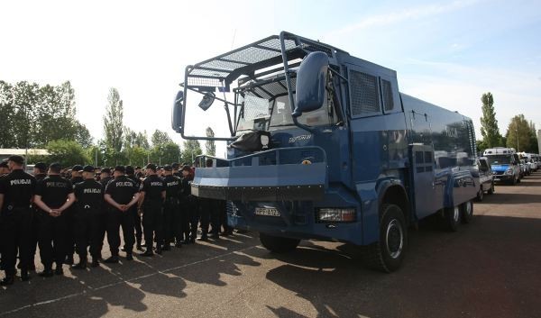 Policjanci chwilę przed wyjazdem z Łodzi