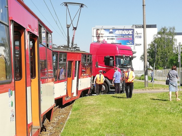 Zderzenie ciężarówki z tramwajem na ul. Jana z Kolna w Gdańsku, koło Stoczni Północnej [28.05.2018]