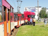 Zderzenie ciężarówki z tramwajem na ul. Jana z Kolna w Gdańsku. Poszkodowane dwie pasażerki tramwaju [zdjęcia]