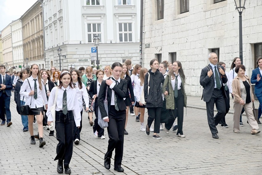 II Liceum Ogólnokształcące w Krakowie świętuje 140-lecie. Gala, przemarsz i mnóstwo wspomnień