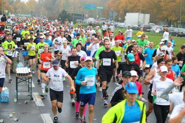 Biegacze na trasie ubiegłorocznego Poznań Maratonu