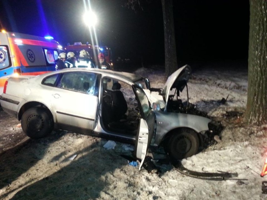 Wypadek na DK 32: Samochód uderzył w drzewo