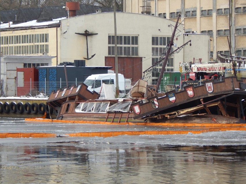 Zamarznięty kanał portowy i rzeźby lodowe w Ustce [ZDJĘCIA]