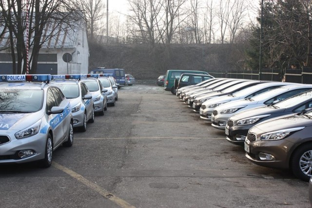 Koszt zakupu wyniósł około 850 tys. zł. Samochody operacyjne i oznakowane trafią do Komendy Miejskiej Policji w Krakowie oraz komend powiatowych w Myślenicach, Dąbrowie Tarnowskiej, Suchej Beskidzkiej, Oświęcimiu i Wadowicach.