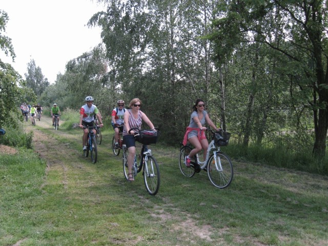 Dla ruchu rowerowego, pieszego i konnego zostanie urządzona trasa z kruszywa o szerokości 2,5 metra. Z kolei łyżworolkarze będą mogli jeździć 1,5-metrową ścieżką z asfaltu.