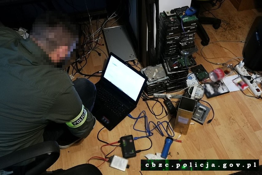 Policjanci z Rzeszowa zatrzymali 5 osób trudniących się w Internecie pornografią dziecięcą. Grozi im do lat 12 więzienia