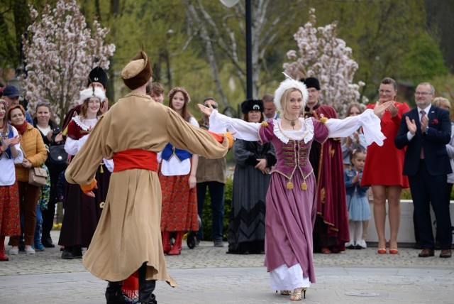 W Więcborku z okazji Święta 3 Maja każdy kto miał ochotę, mógł dołączyć do tańczenia poloneza.