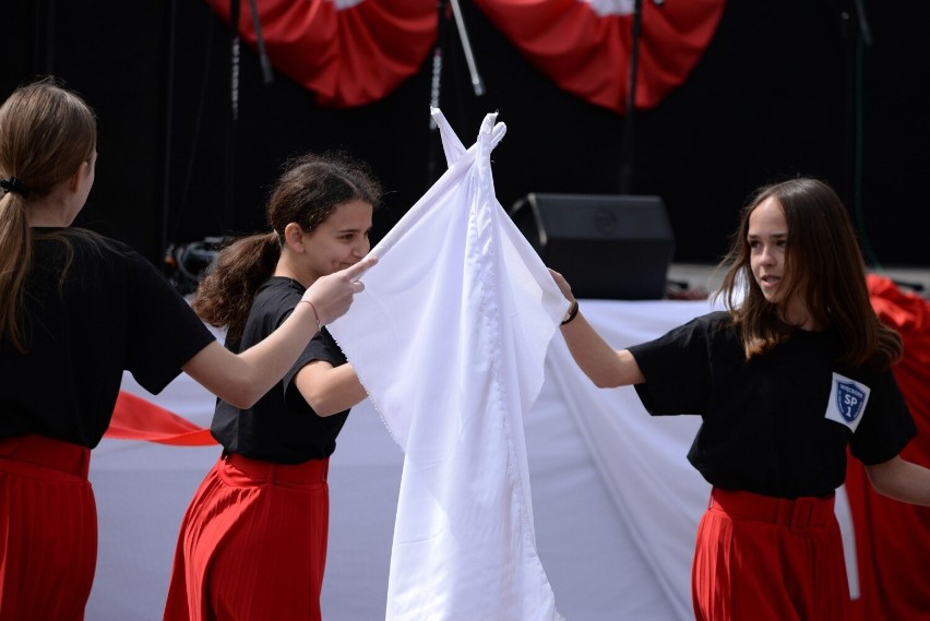 W Więcborku z okazji Święta 3 Maja każdy kto miał ochotę,...