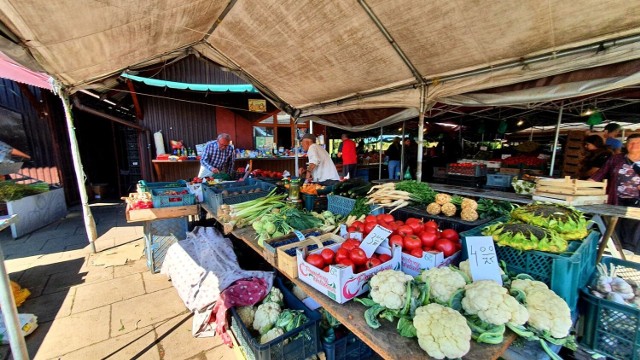 Rynek maślany w Nowym Sączu latem 2022 roku jest pełen owoców i warzyw. Są idealne na przetwory