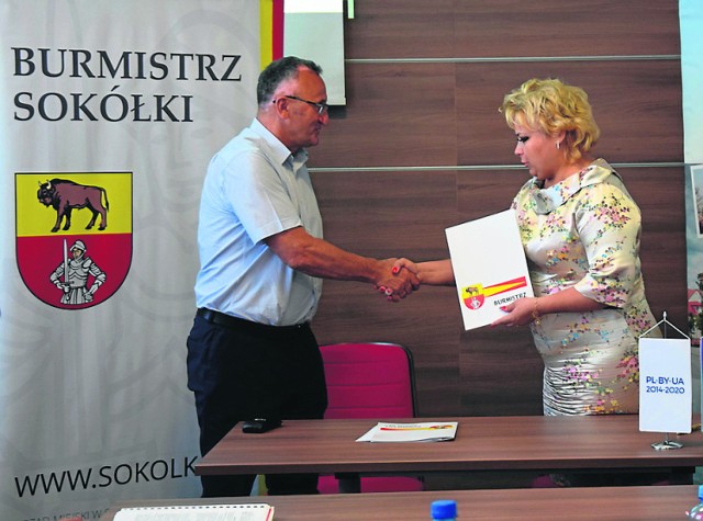 Burmistrz Ewa Kulikowska podpisała umowę z wykonawcą remontu