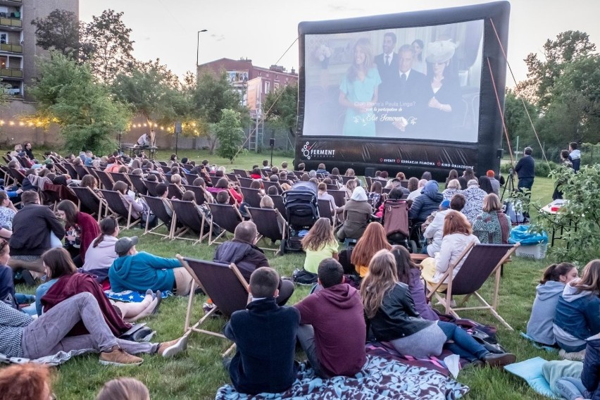 Oglądanie filmów „pod chmurką” zyskało na popularności w...