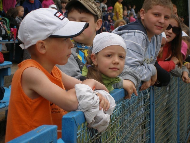 Kilkudziesięciu uczniów szkół podstawowych rywalizuje na sportowo