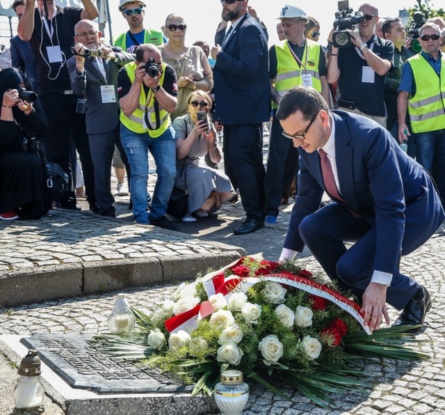 Z premierem RP Mateuszem Morawieckim, ale - wbrew zapowiedziom - bez prezesa PiS Jarosława Kaczyńskiego, odbyły się w poniedziałek, 3.06. w legendarnej sali BHP gdańskiej stoczni, uroczystości  związane z 40. rocznicą pierwszej pielgrzymki Jana Pawła II do Polski.