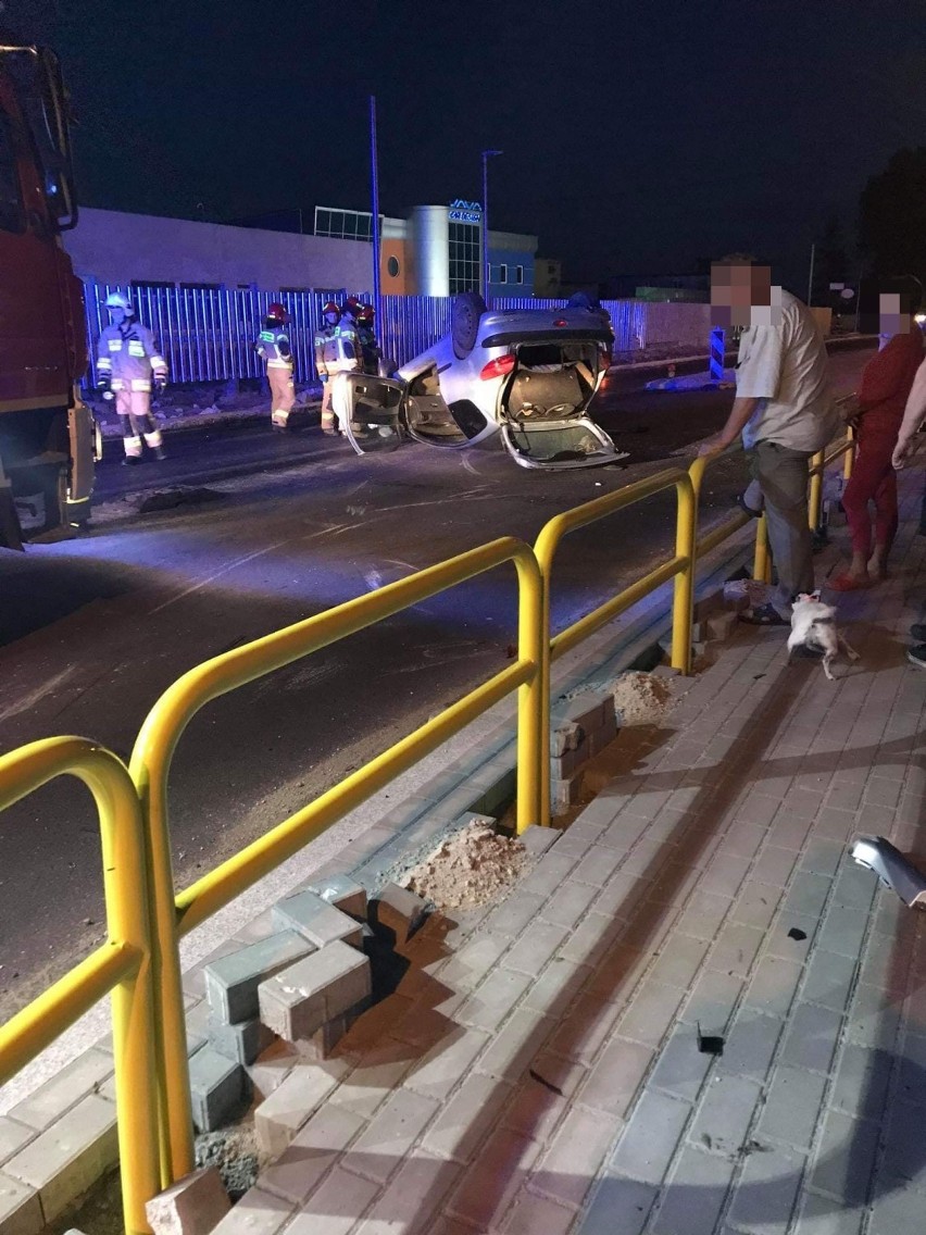 Wypadek na drodze Włocławek - Lipno. Peugeot uderzył w nowe barierki i dachował [zdjęcia]