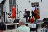 Koncert "Jazz na francuską nutę" na dziedzińcu ratusza w Grudziądzu