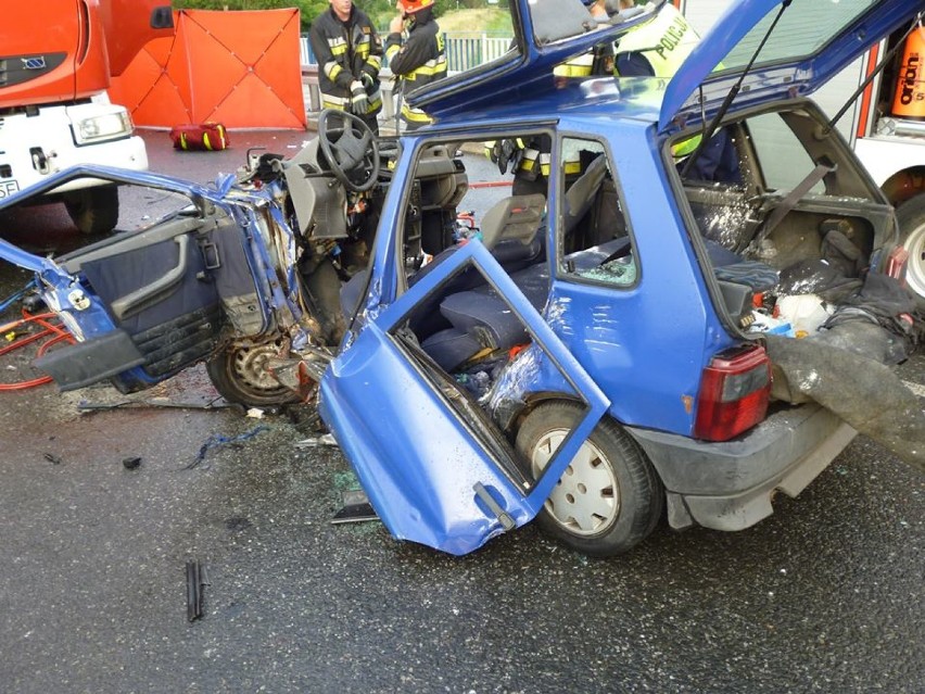 Wypadek w Knurowie. Fiat czołowo zderzył sie z citroenem, trzy osoby ranne [ZDJĘCIA]