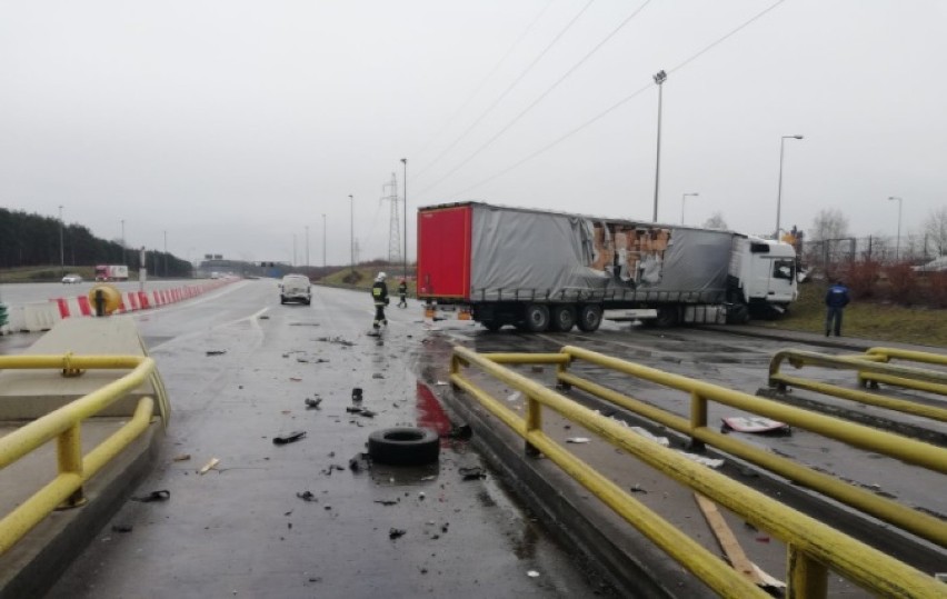 Wypadek na bramkach na A2 w Żdżarach