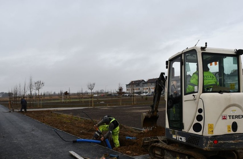 Park Sportowy w Świebodzicach. Jest już oświetlenie, będą boiska, wodny plac zabaw, tor dla rolkarzy...