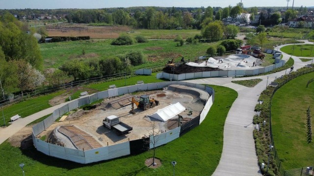 Skate park oraz pumptrack powstają we wschodniej części Niepołomickich Błoń. Obiekty dla pasjonatów aktywnej rekreacji oraz sportów ekstremalnych będą gotowe przed wakacjami 2024