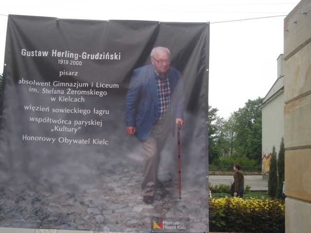 Jeden z fotogramów ekspozycji&#8222;Gustawowi Herlingowi &#8211; Grudzińskiemu - honorowemu obywatelowi Kielc&#8221; na Placu Artystów