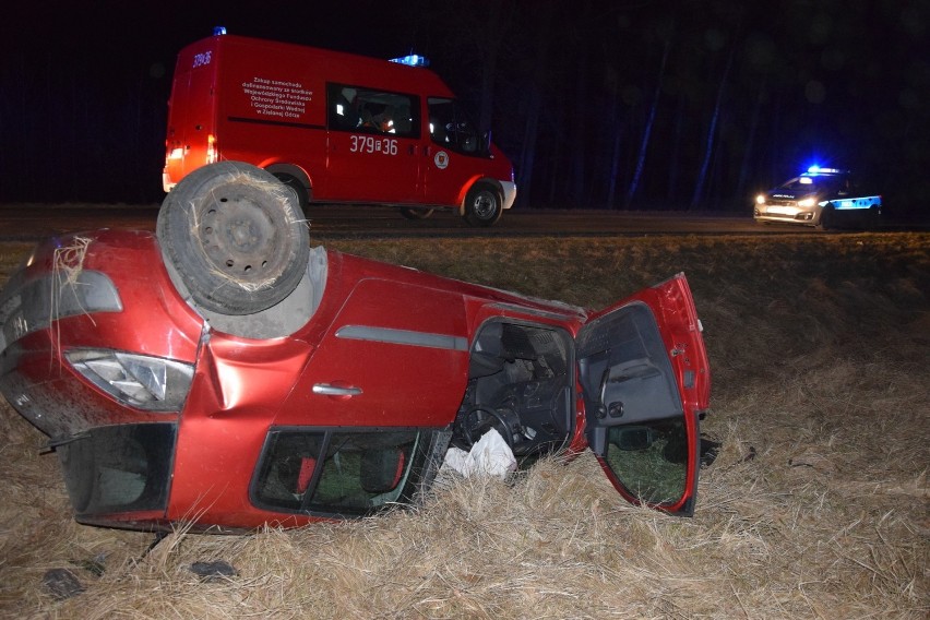 Kierowca i dziewczyna nie odnieśli poważnych obrażeń