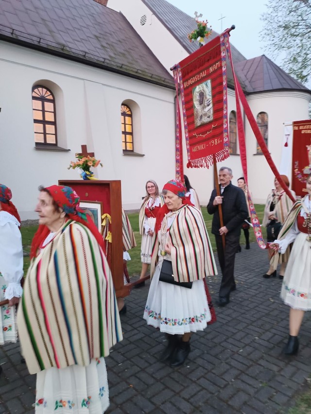 Procesja w wielowiekowej parafii świętego Wojciecha w Sieradzu-Męce