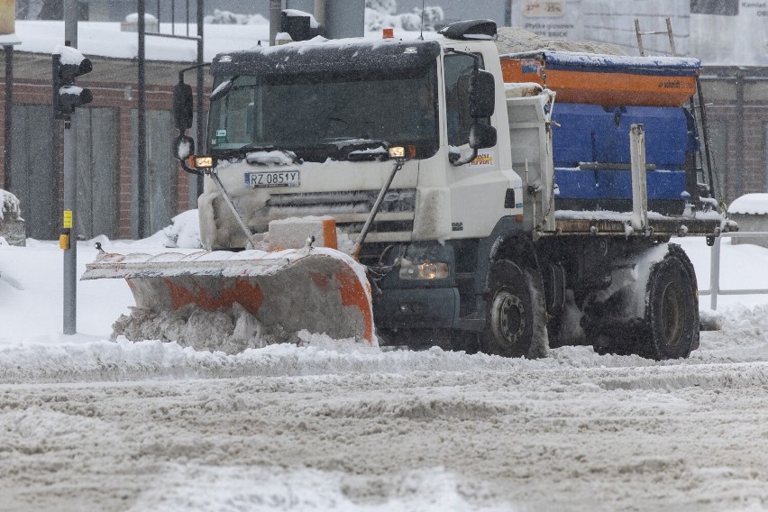 Na ulicach Rzeszowa pracuje 77 pługopiasakarek i ciągników, ale warunki są bardzo trudne, bo śniegu wciąż dosypuje