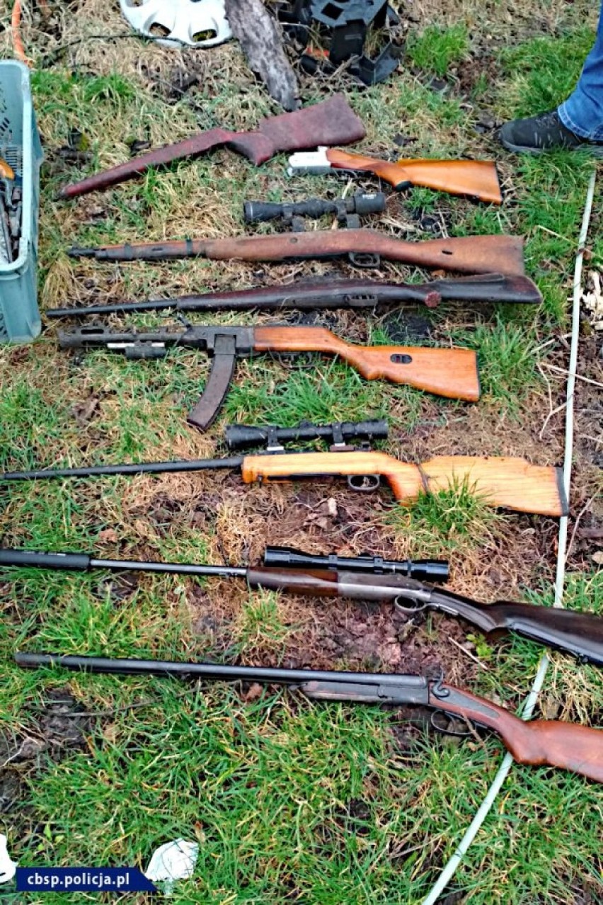 Grupa przestępcza handlująca bronią rozbita - 5 osób zatrzymanych. Broń i amunicja przejęte [wideo, zdjęcia]
